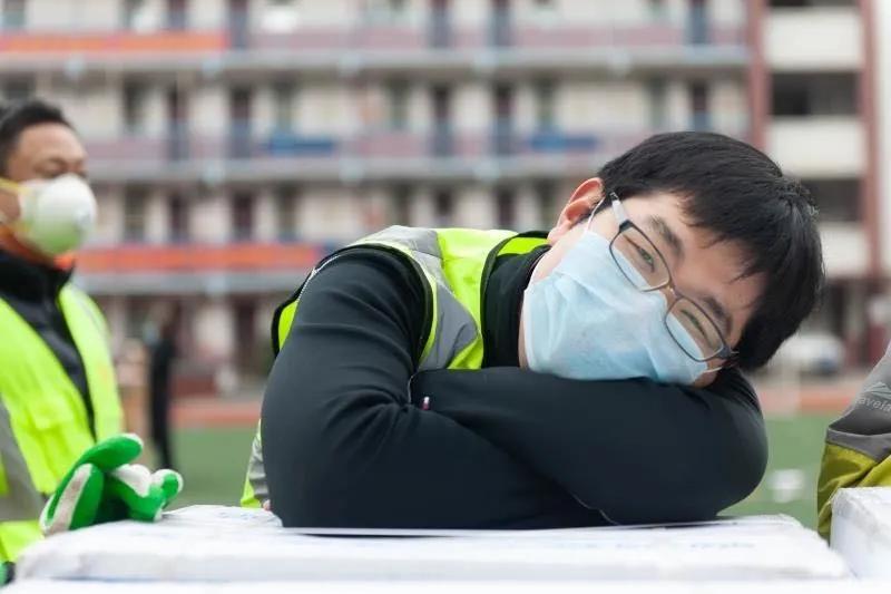 志愿者賈威：“累了，趴下歇會兒”